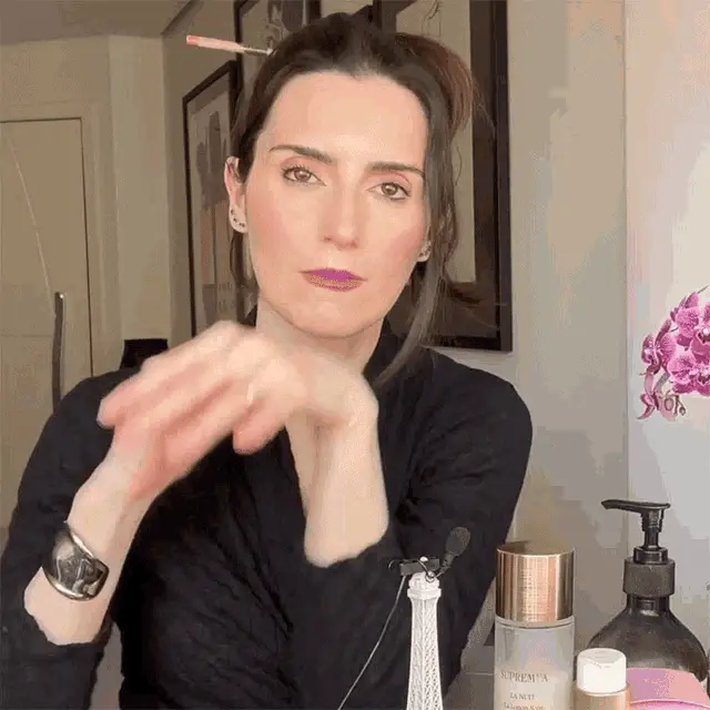 Cinthia Ferreira: Smelling Fragrance on Her Hand